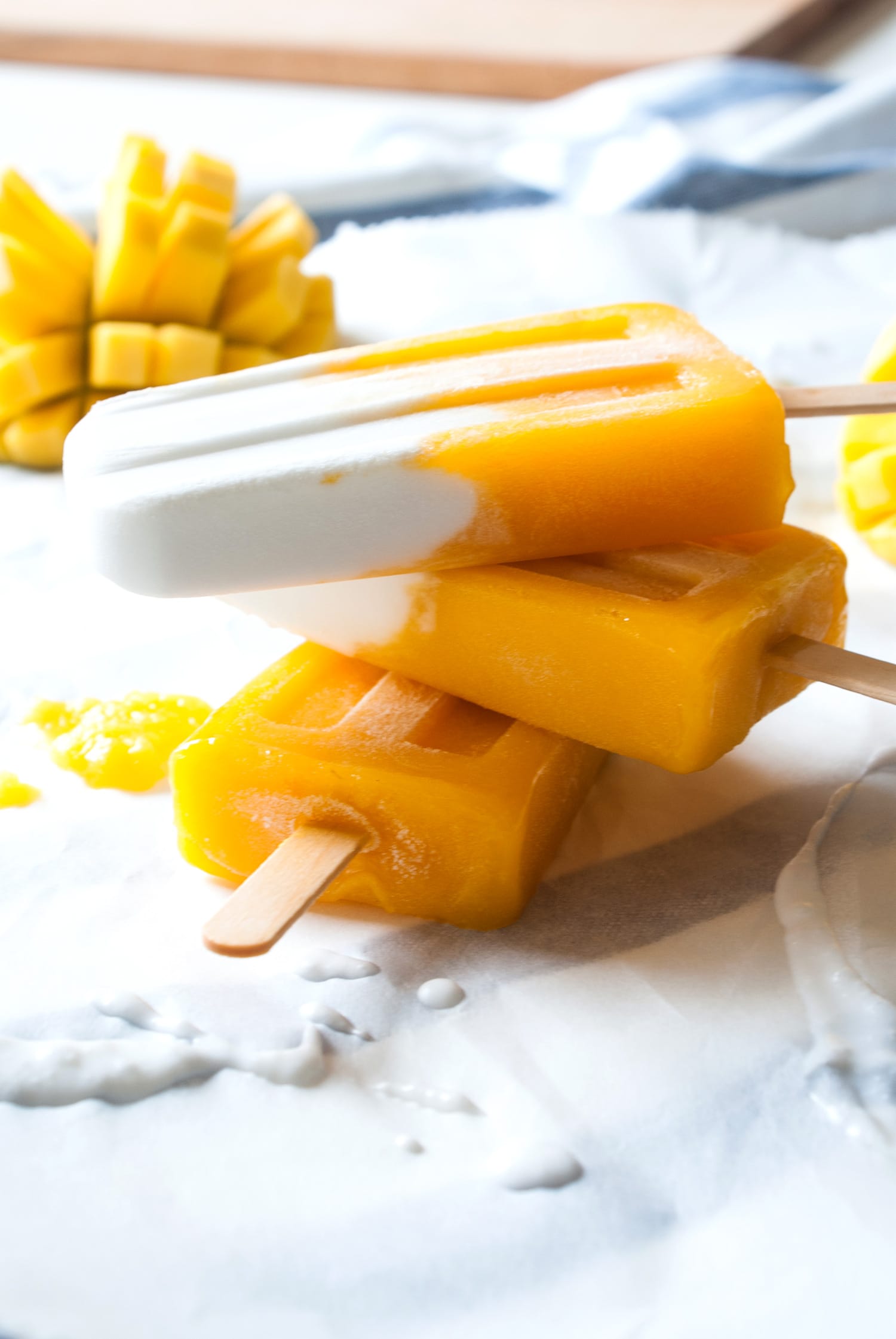 Gesundes Eis am Stiel mit Mango und Kokosnuss | Mango Coconut Popsicles | Eis selber machen ohne Eismaschine | das Rezept gibt es auf https://ivy.li #eis #rezept #gesund