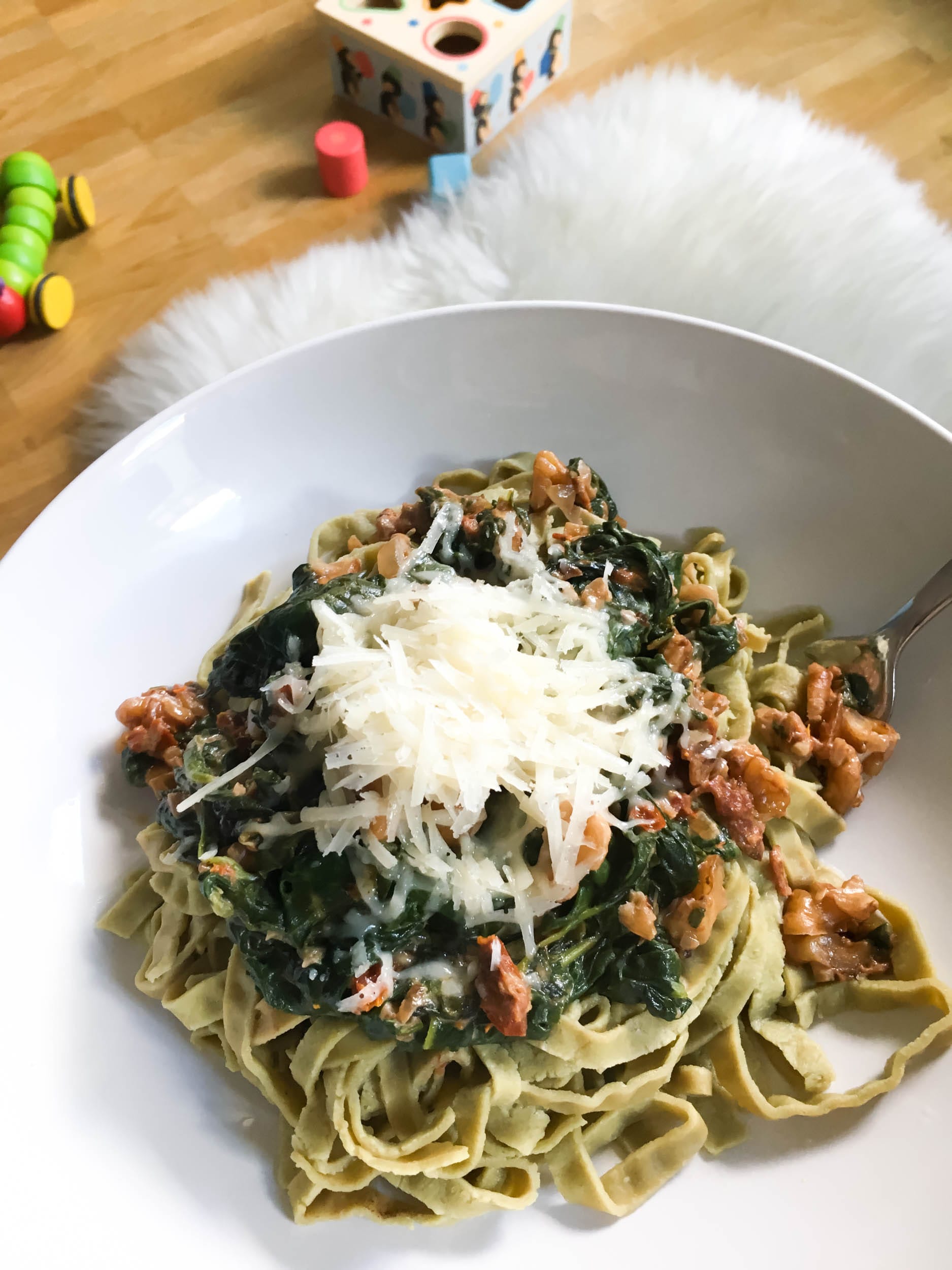 Nudeln mit Blattspinat, getrockneten Tomaten und Walnüssen | Kinderleicht und schnell | Mittagessen | Pasta | Rezept