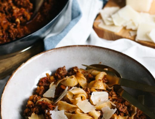 Bolognese Sauce | Tagliatelle mit Bolognese | Bolognese Soße mit Rindfleisch, Sellerie und Karotten | mit (alkoholfreiem) Rotwein | Klassisches Rezept | Nudelsoße | Tomatensoße | Pasta | Italienisch | Rezept auf ivy.li | #rezept #pasta #nudeln