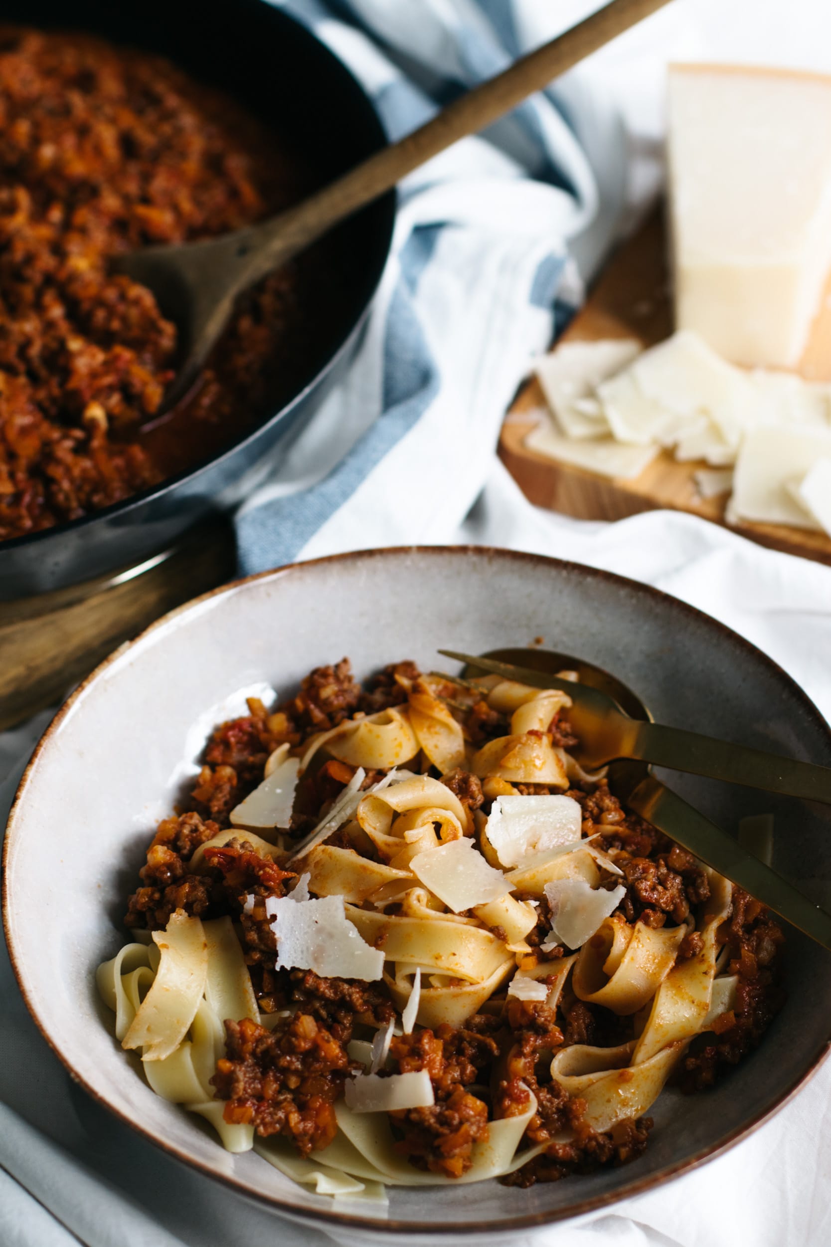 Bolognese Sauce | Tagliatelle mit Bolognese | Bolognese Soße mit Rindfleisch, Sellerie und Karotten | mit (alkoholfreiem) Rotwein | Klassisches Rezept | Nudelsoße | Tomatensoße | Pasta | Italienisch | Rezept auf ivy.li | #rezept #pasta #nudeln