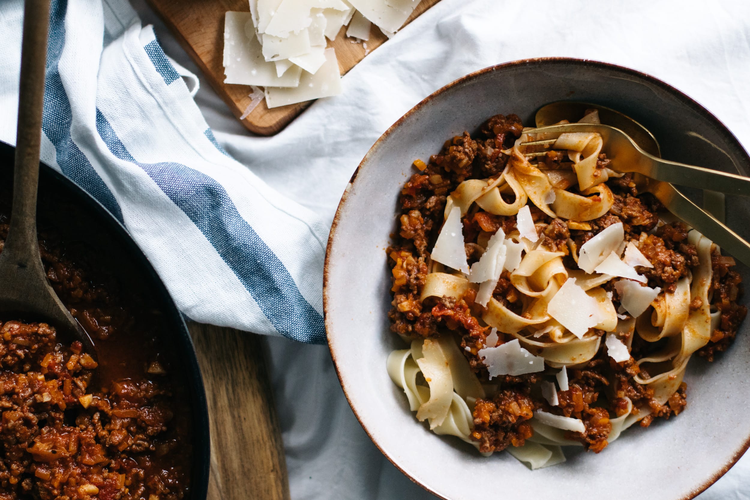 Bolognese Sauce | Tagliatelle mit Bolognese | Bolognese Soße mit Rindfleisch, Sellerie und Karotten | mit (alkoholfreiem) Rotwein | Klassisches Rezept | Nudelsoße | Tomatensoße | Pasta | Italienisch | Rezept auf ivy.li | #rezept #pasta #nudeln