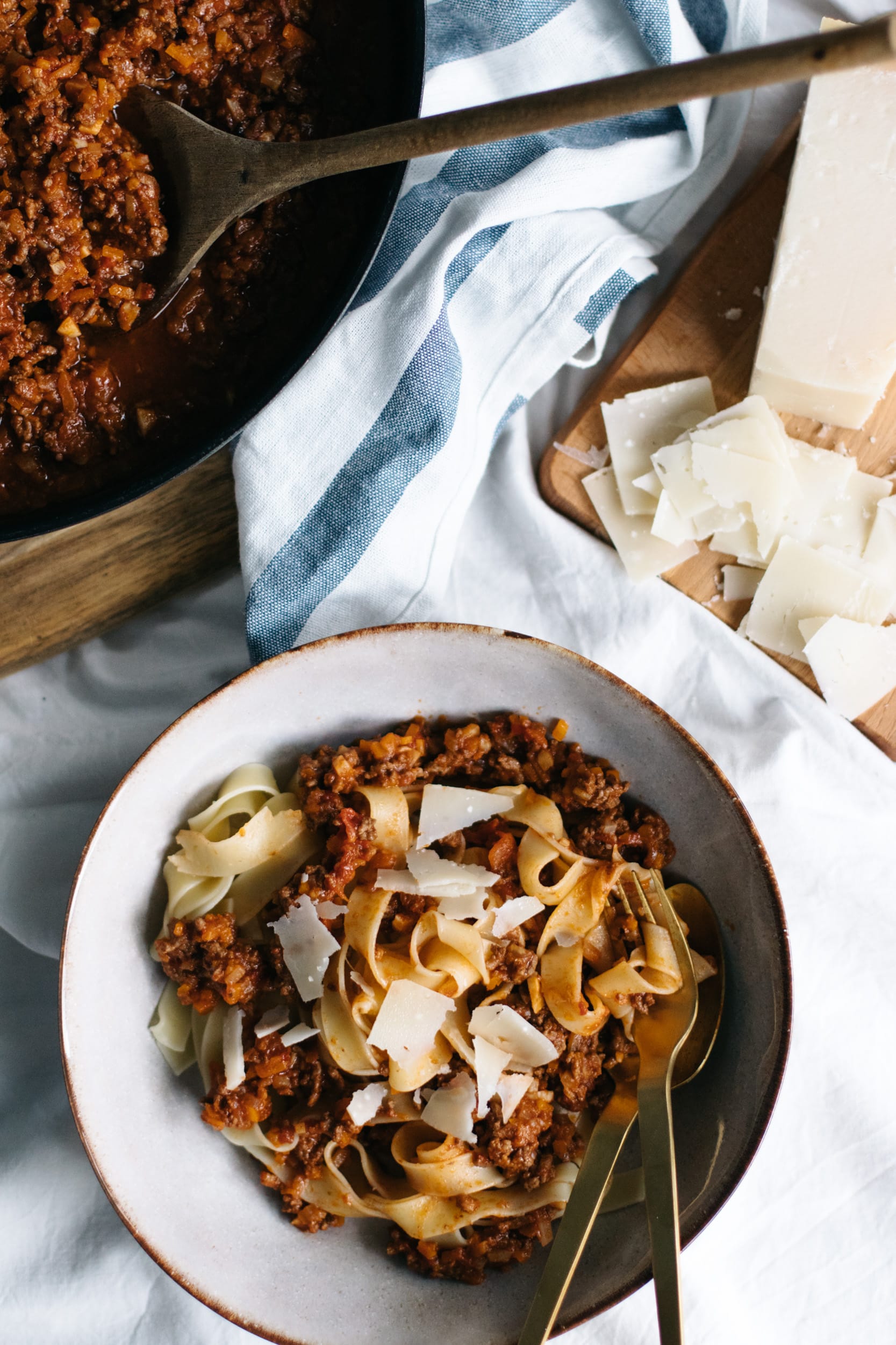 Bolognese Sauce | Tagliatelle mit Bolognese | Bolognese Soße mit Rindfleisch, Sellerie und Karotten | mit (alkoholfreiem) Rotwein | Klassisches Rezept | Nudelsoße | Tomatensoße | Pasta | Italienisch | Rezept auf ivy.li | #rezept #pasta #nudeln