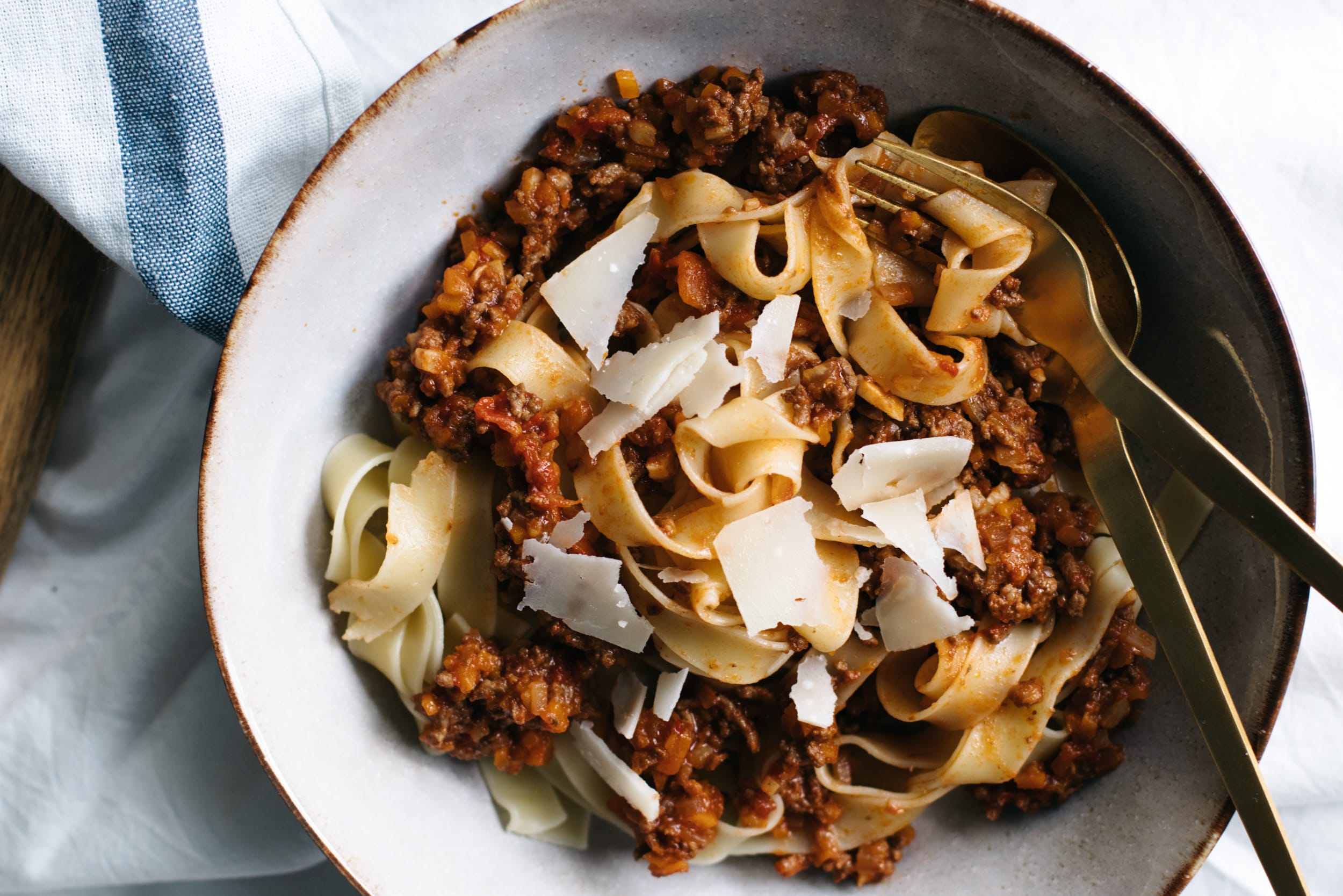 Bolognese Sauce | Tagliatelle mit Bolognese | Bolognese Soße mit Rindfleisch, Sellerie und Karotten | mit (alkoholfreiem) Rotwein | Klassisches Rezept | Nudelsoße | Tomatensoße | Pasta | Italienisch | Rezept auf ivy.li | #rezept #pasta #nudeln