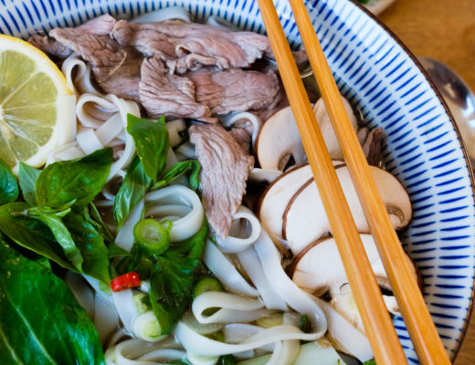 Pho bo Rezept | Phở bò | Vietnamesische Nudelsuppe mit Reisnudel und Rindfleisch | Selbstgekochte Brühe | Rinderbrühe | Pho mit Gemüse und Rindfleisch | Klassische Pho Brühe | Original Pho | Vietnamesisch kochen | Koriander | Thaibasilikum | Pilte | Pak Choi | #rezept #pho #suppe #nudelsuppe #vietnamesisch #streetfood | Rezept auf ivy.li