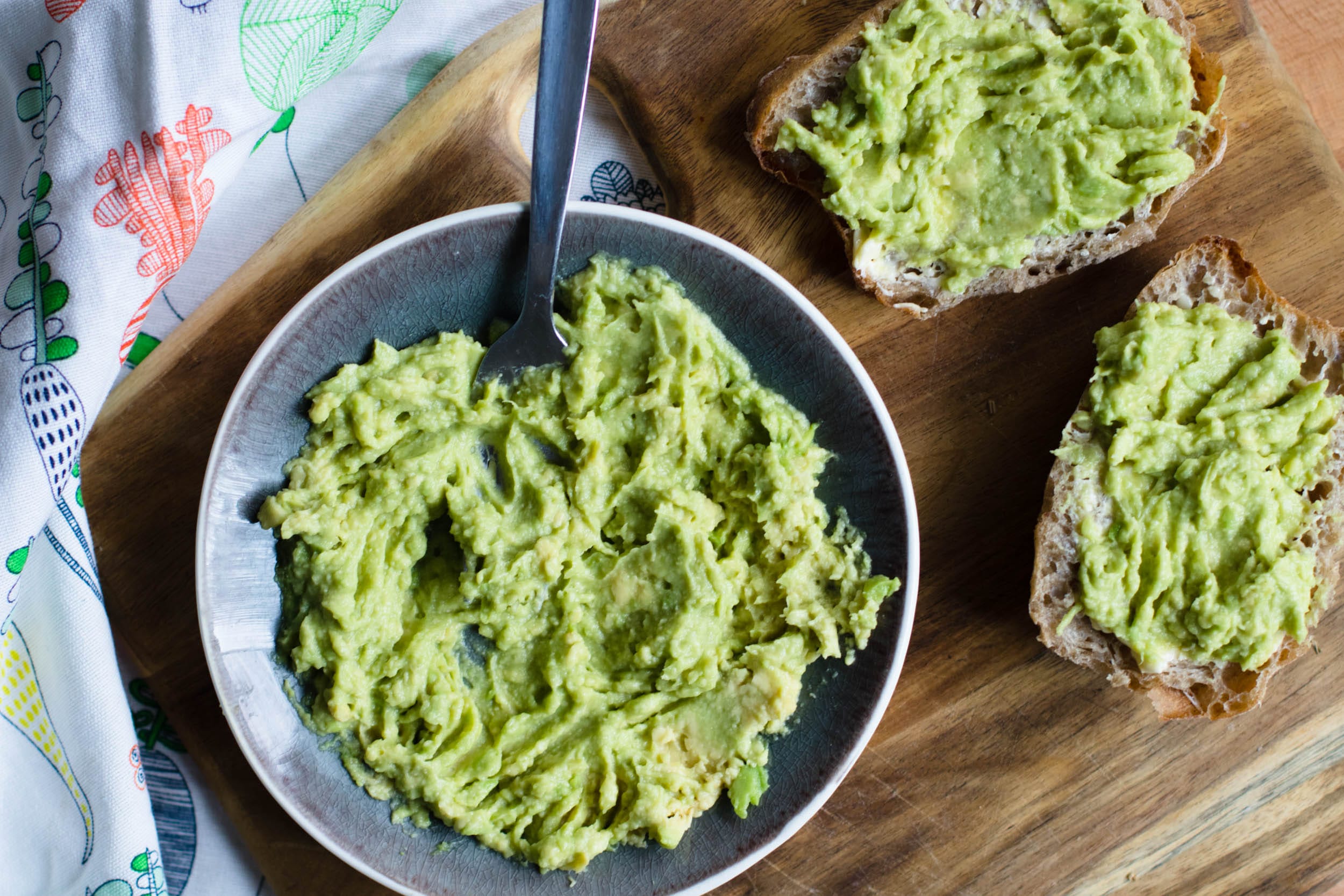 Sonntags-Guacamole | Brotaufstrich | Rezept | Avocadocreme | Schabzigerklee statt Koriander | Rezept auf ivy.li #rezept #acocado #guacamole #gesund