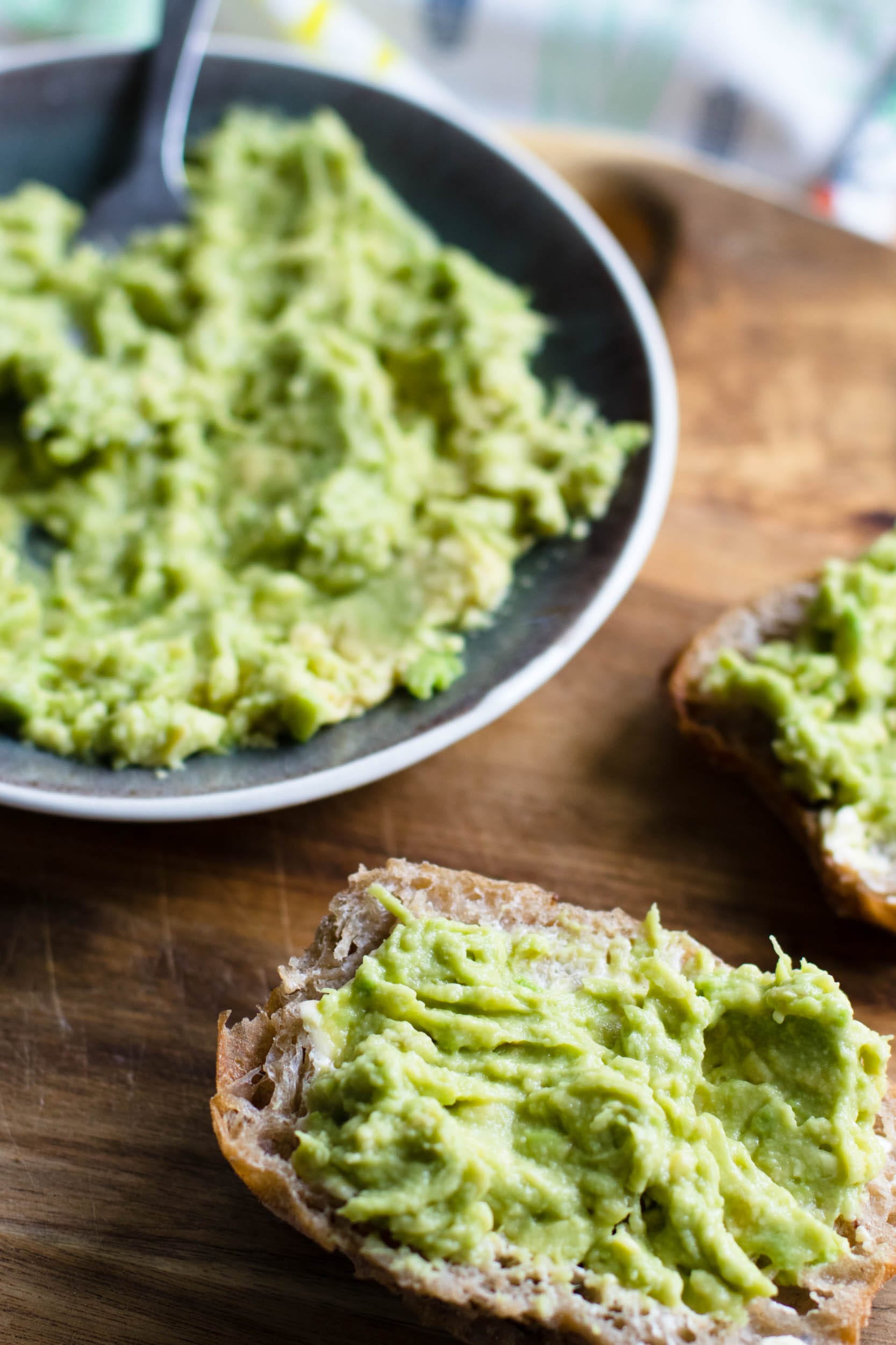 Sonntags-Guacamole | Brotaufstrich | Rezept | Avocadocreme | Schabzigerklee statt Koriander | Rezept auf ivy.li #rezept #acocado #guacamole #gesund