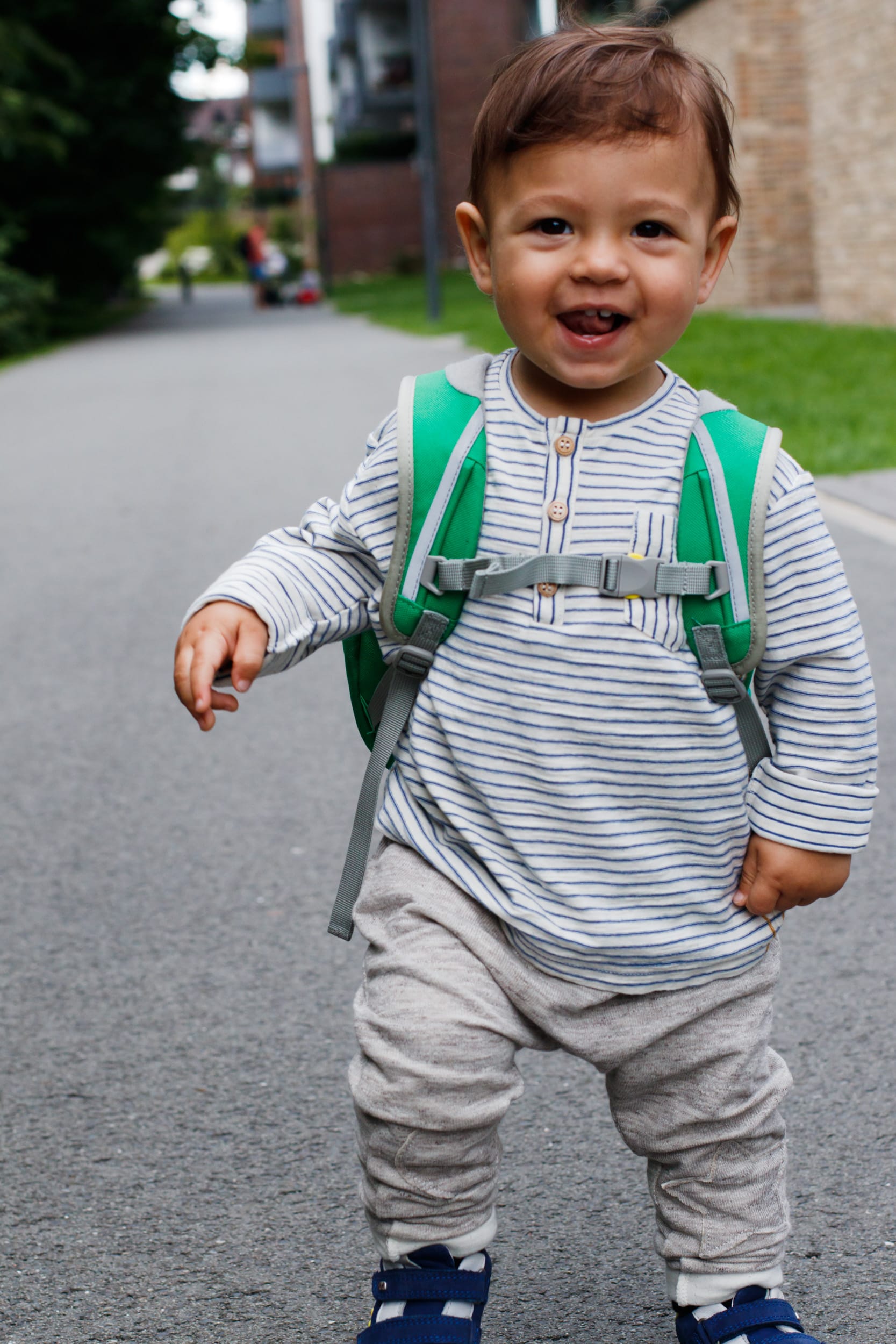 KiTa-Kind | Glückliches Kind | Affenzahn Kindergartenrucksack | Kai Krokodil | KiTa Erstausstattung | ivy.li