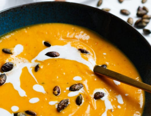 Geröstete Kürbissuppe mit Kokosmilch und Ingwer | Kürbisrezept | Herbstrezept | Cremige Suppe | Vegan | Vegetarisch | Cremesuppe | Asiatische Kürbissuppe | Comfort food | Wohlfühlessen | Abendessen | Mittagessen | Einfach | Lecker | Suppe mit Hokkaidokürbis | Rezept auf ivy.li | #rezept #kürbis #vegan #herbst
