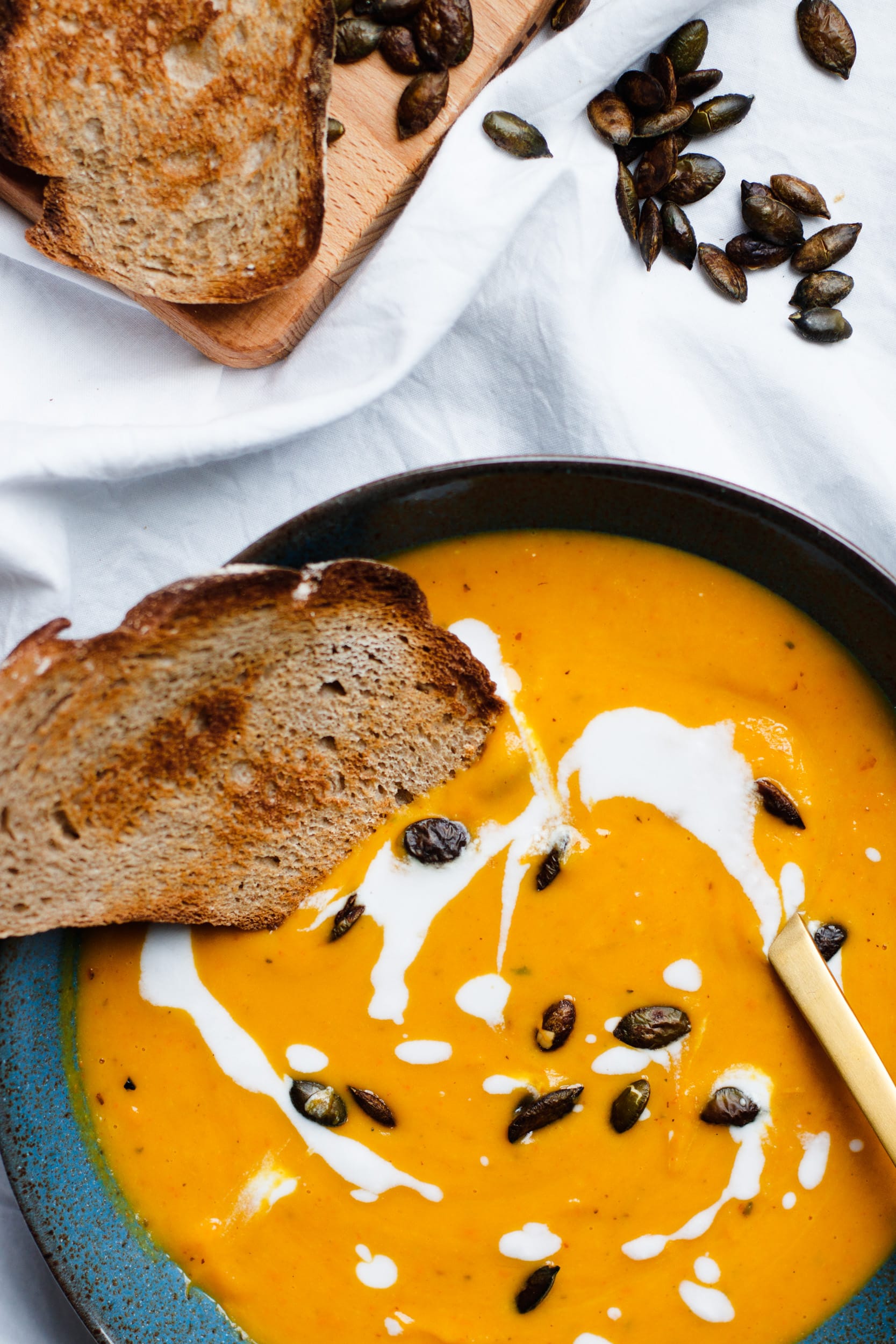 Geröstete Kürbissuppe mit Kokosmilch und Ingwer | Kürbisrezept | Herbstrezept | Cremige Suppe | Vegan | Vegetarisch | Cremesuppe | Asiatische Kürbissuppe | Comfort food | Wohlfühlessen | Abendessen | Mittagessen | Einfach | Lecker | Suppe mit Hokkaidokürbis | Rezept auf ivy.li | #rezept #kürbis #vegan #herbst