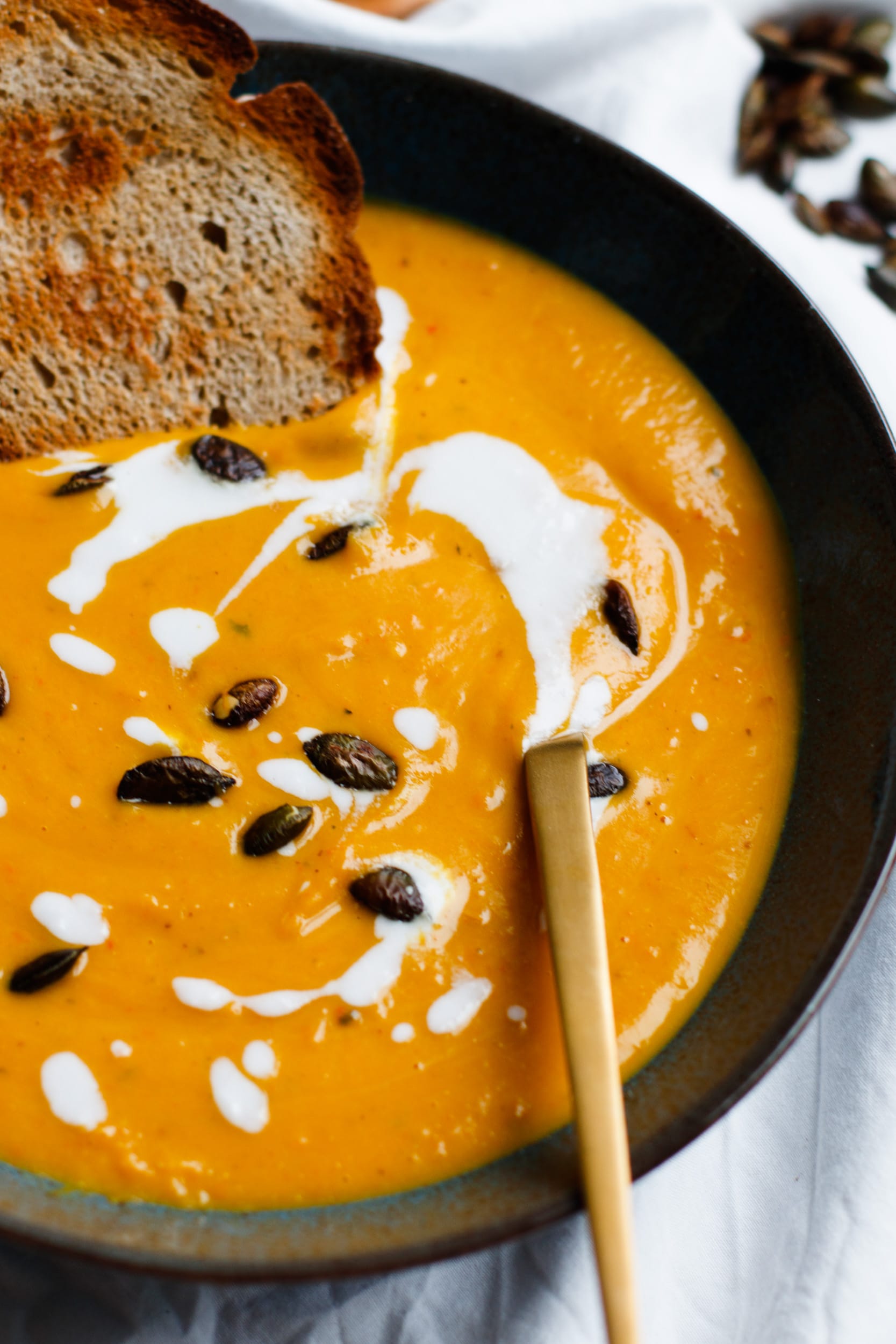 Geröstete Kürbissuppe mit Kokosmilch und Ingwer | Kürbisrezept | Herbstrezept | Cremige Suppe | Vegan | Vegetarisch | Cremesuppe | Asiatische Kürbissuppe | Comfort food | Wohlfühlessen | Abendessen | Mittagessen | Einfach | Lecker | Suppe mit Hokkaidokürbis | Rezept auf ivy.li | #rezept #kürbis #vegan #herbst