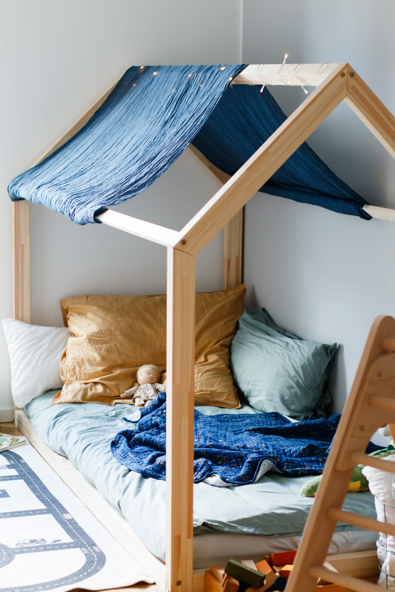 Floor Bed nach Maria Montessori | Das Hausbett im Kinderzimmer | Bodenbett statt Gitterbett | ivy.li