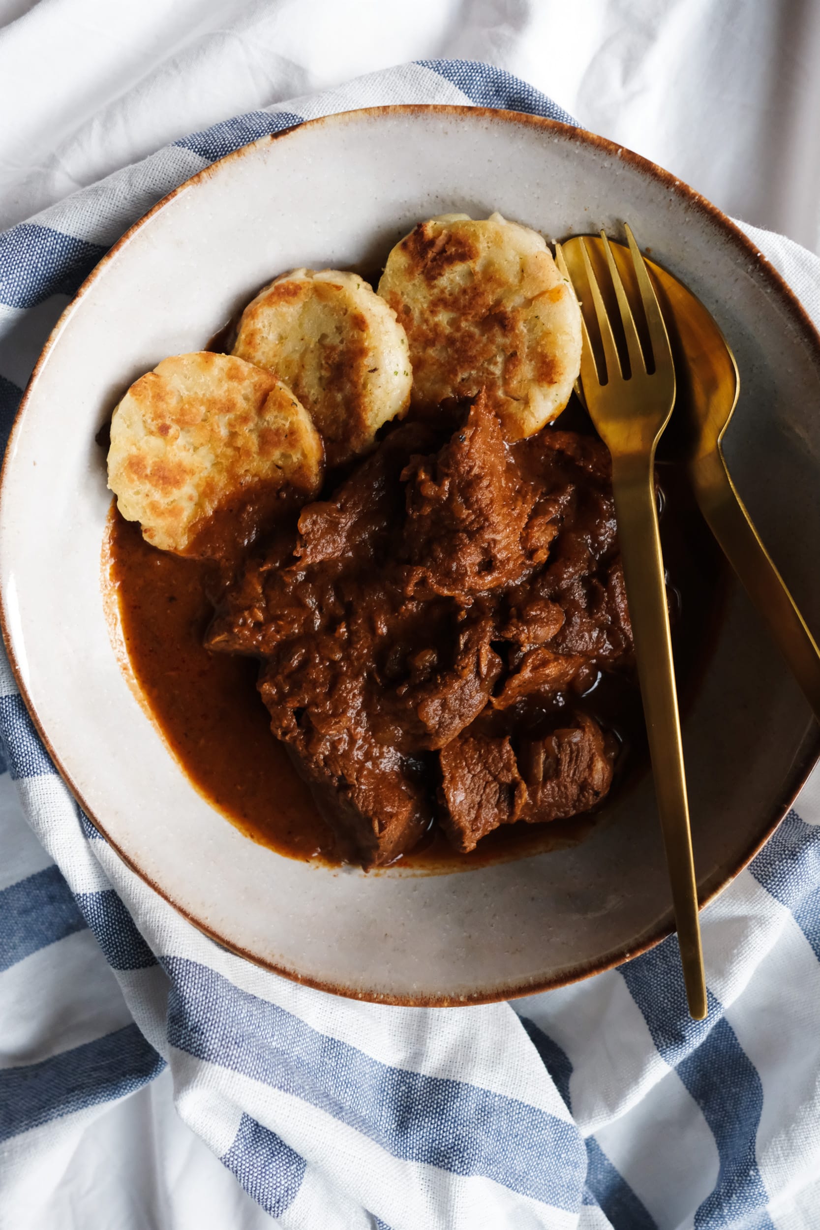 Schwarzbiergulasch | Gulasch mit Schwarzbier | Comfort Food | Herbstrezepte | Schmorgericht | Rindfleisch | Kochen mit Bier | Wintergerichte | Rezept | #rezept #gulasch #kochen #herbst | Rezept auf ivy.li 