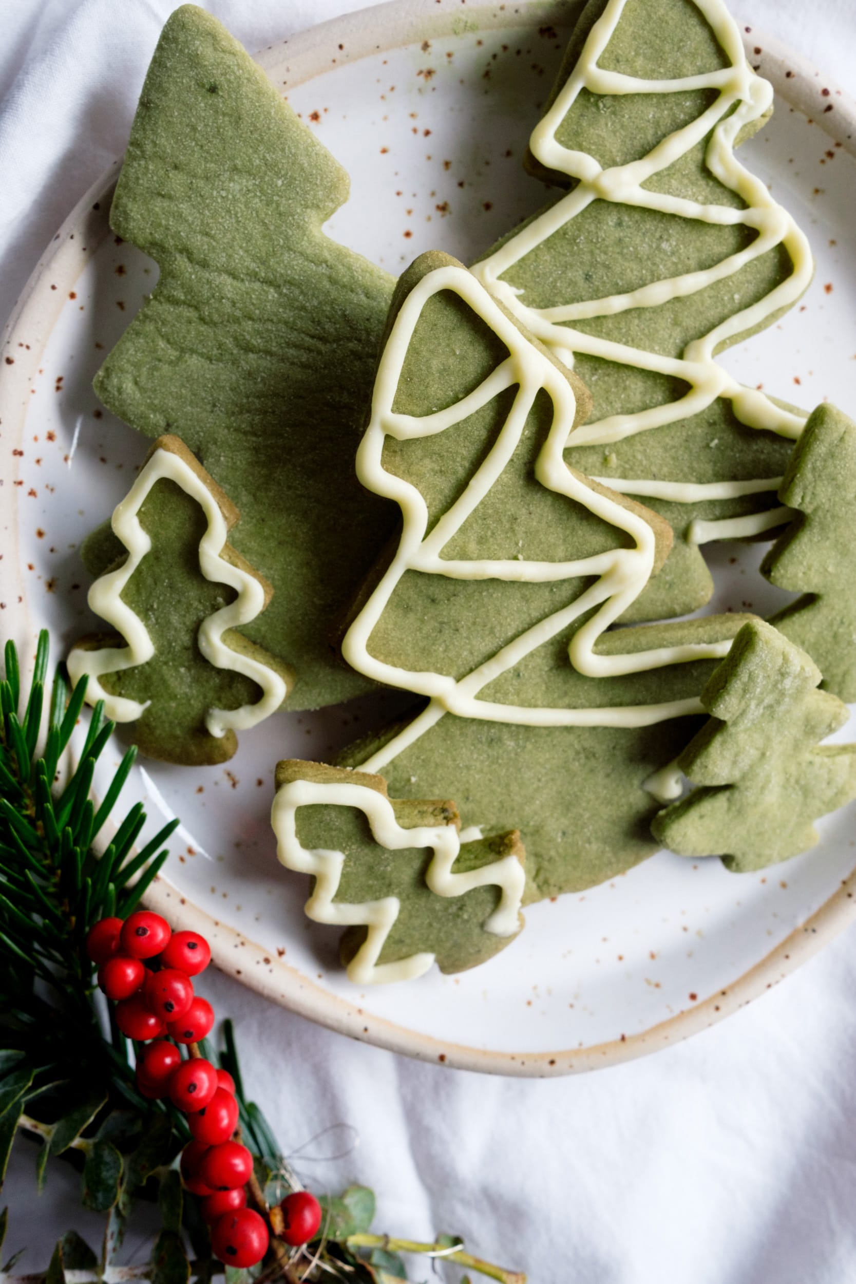 Weihnachtliche Matcha Kekse mit Vanille und Matcha Latte | Zwei köstliche Rezepte mit Matcha | ivy.li