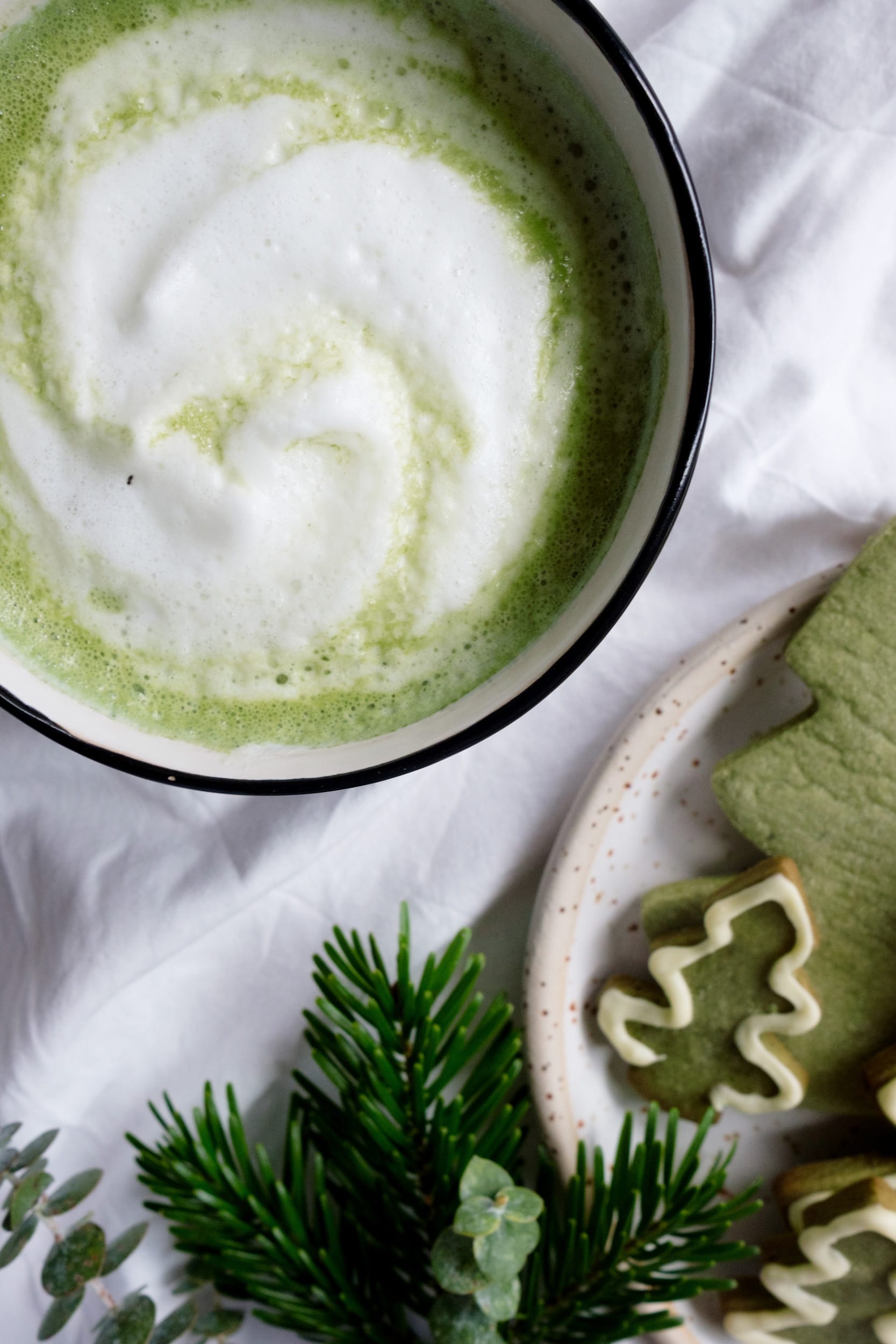 Weihnachtliche Matcha Kekse mit Vanille und Matcha Latte | Zwei köstliche Rezepte mit Matcha | ivy.li