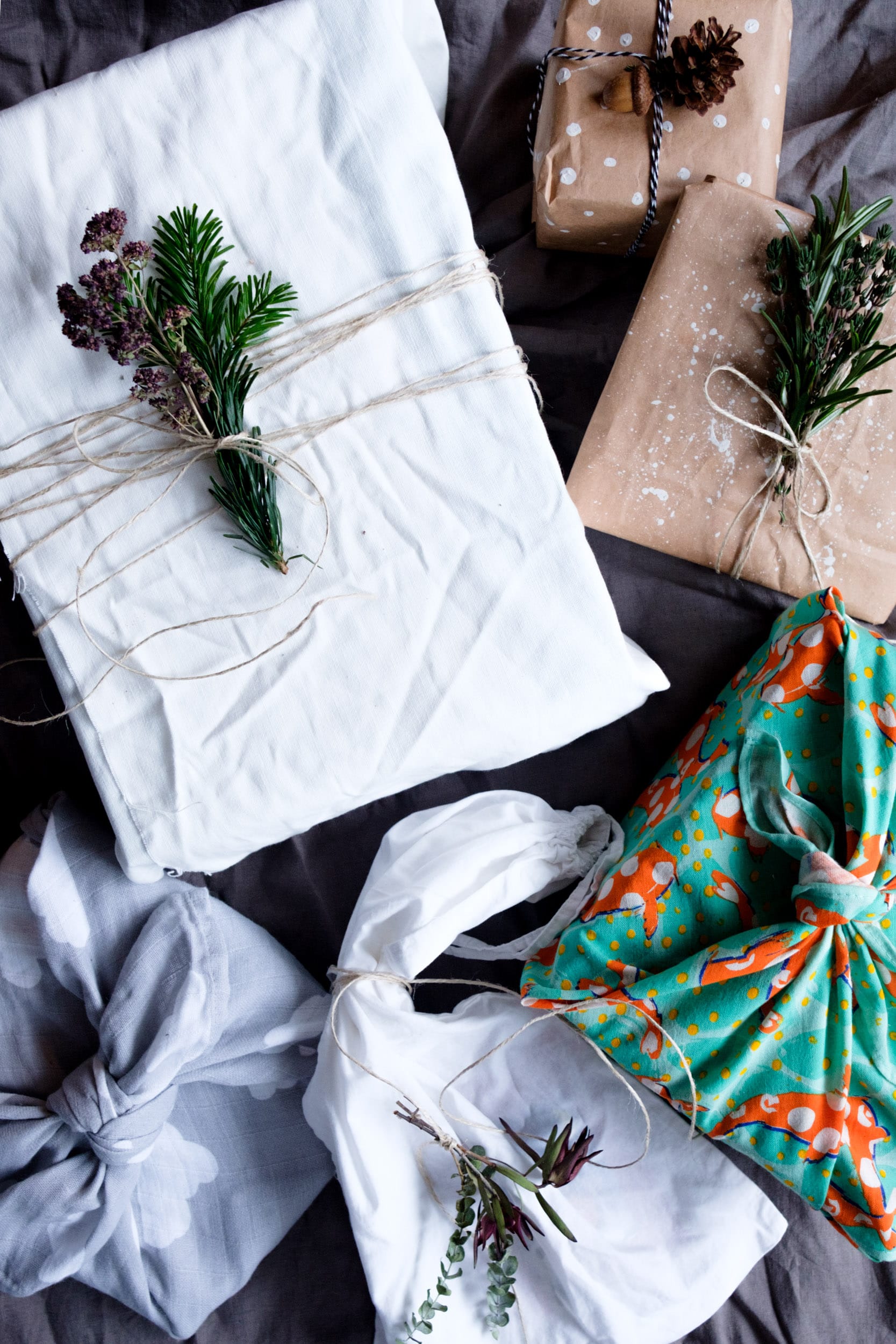 Nachhaltige Geschenkverpackungen | Zero Waste | Low Waste | Geschenke verpacken ohne Geschenkpapier | Recycling | Umweltfreundlich | Alternative Geschenkverpackungen | Weihnachtsgeschenke | Geburtstagsgeschenke | Naturdeko | Furoshiki | Verpacken mit Stoff | ivy.li