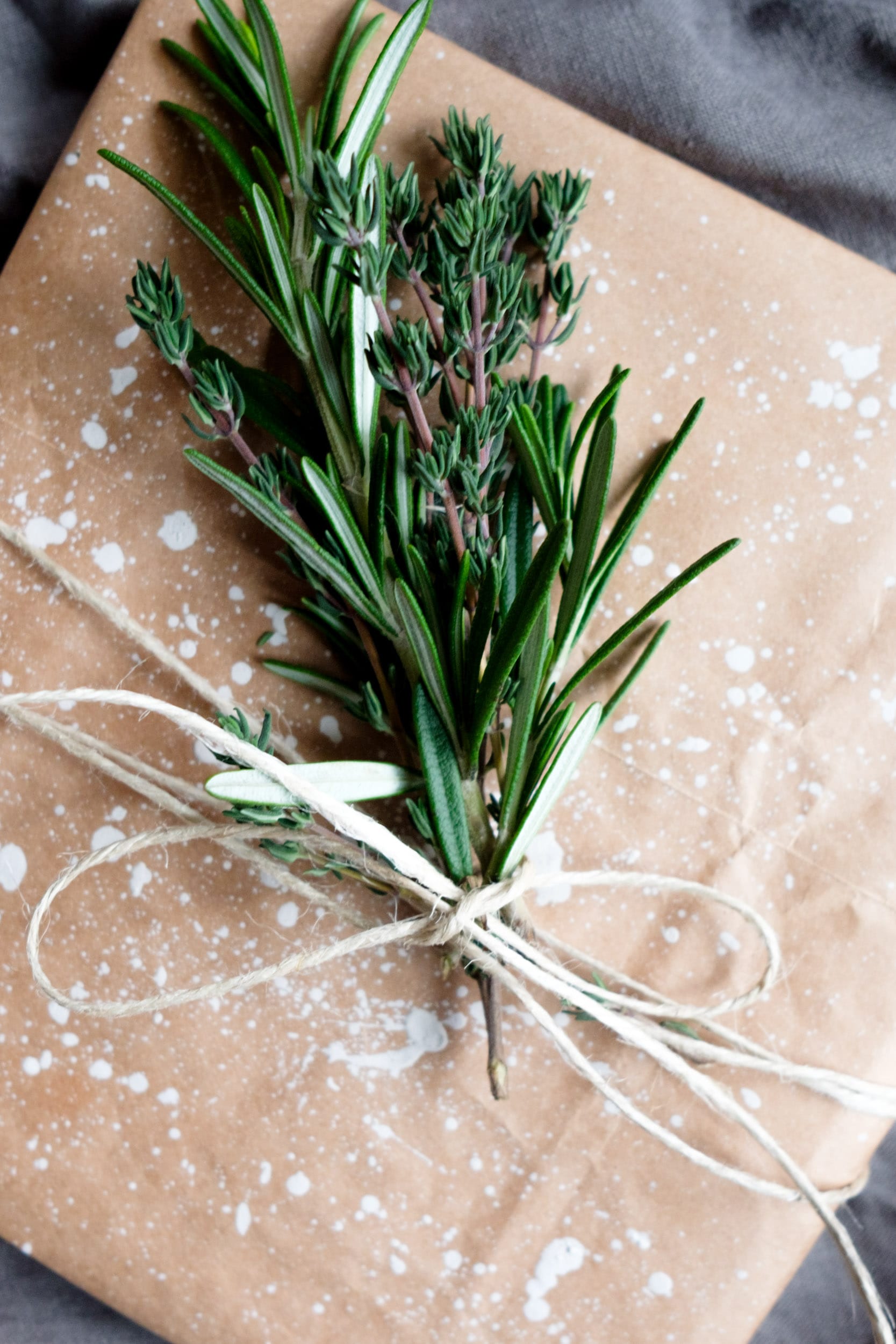 Geschenke nachhaltig verpacken | Nachhaltige Geschenkverpackungen | Zero Waste | Low Waste | Geschenke verpacken ohne Geschenkpapier | Upcycling | Recycling | Umweltfreundlich | Alternative Geschenkverpackungen | Weihnachtsgeschenke | Geburtstagsgeschenke | Naturdeko | Altpapier | Geschenkpapier selbst bemalen | Kräuter als Deko | ivy.li