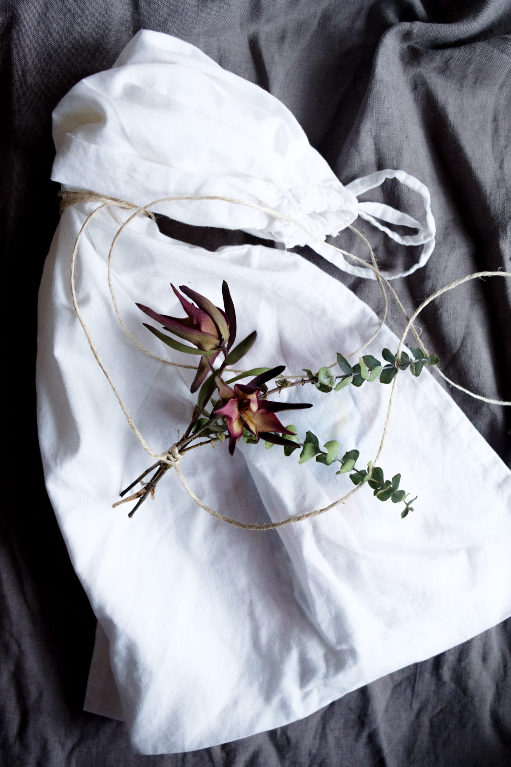 Geschenke nachhaltig verpacken | Nachhaltige Geschenkverpackungen | Zero Waste | Low Waste | Geschenke verpacken ohne Geschenkpapier | Upcycling | Recycling | Umweltfreundlich | Alternative Geschenkverpackungen | Weihnachtsgeschenke | Geburtstagsgeschenke | Naturdeko | Verpacken mit Stoff | ivy.li