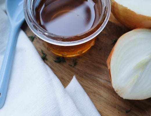 Zwiebelsaft gegen Husten | Hausmittel gegen Husten mit Zwiebel und Thymian | Hustensaft selber machen | gesund werden | Hustensaft für Kinder | DIY | Erkältungszeit | Erkältungsmittel | Hustensirup | Zwiebelsirup | Sirup | Heilungs aus der Natur | Natürliche Heilmittel | Kräuter | Kräutermedizin | Mehr auf ivy.li #Hausmittel #Rezept #Husten #Hustensaft #kinder