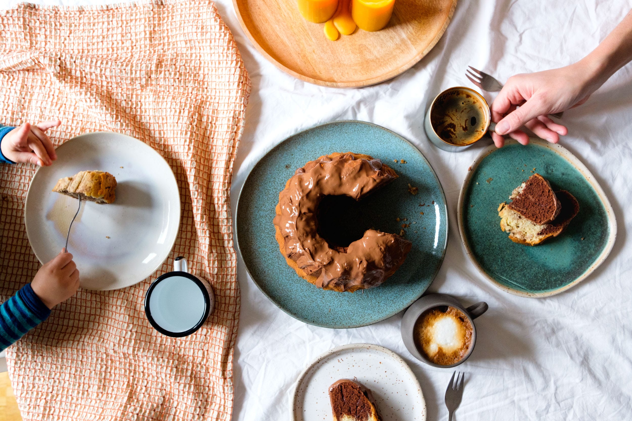 Sonntagskuchen | Marmorkuchen mit Schokoklecks | Schokoladiger Gugelhupf aus Rührteig | Einfach und lecker | Backen | Rezept auf ivy.li #backen #rezept