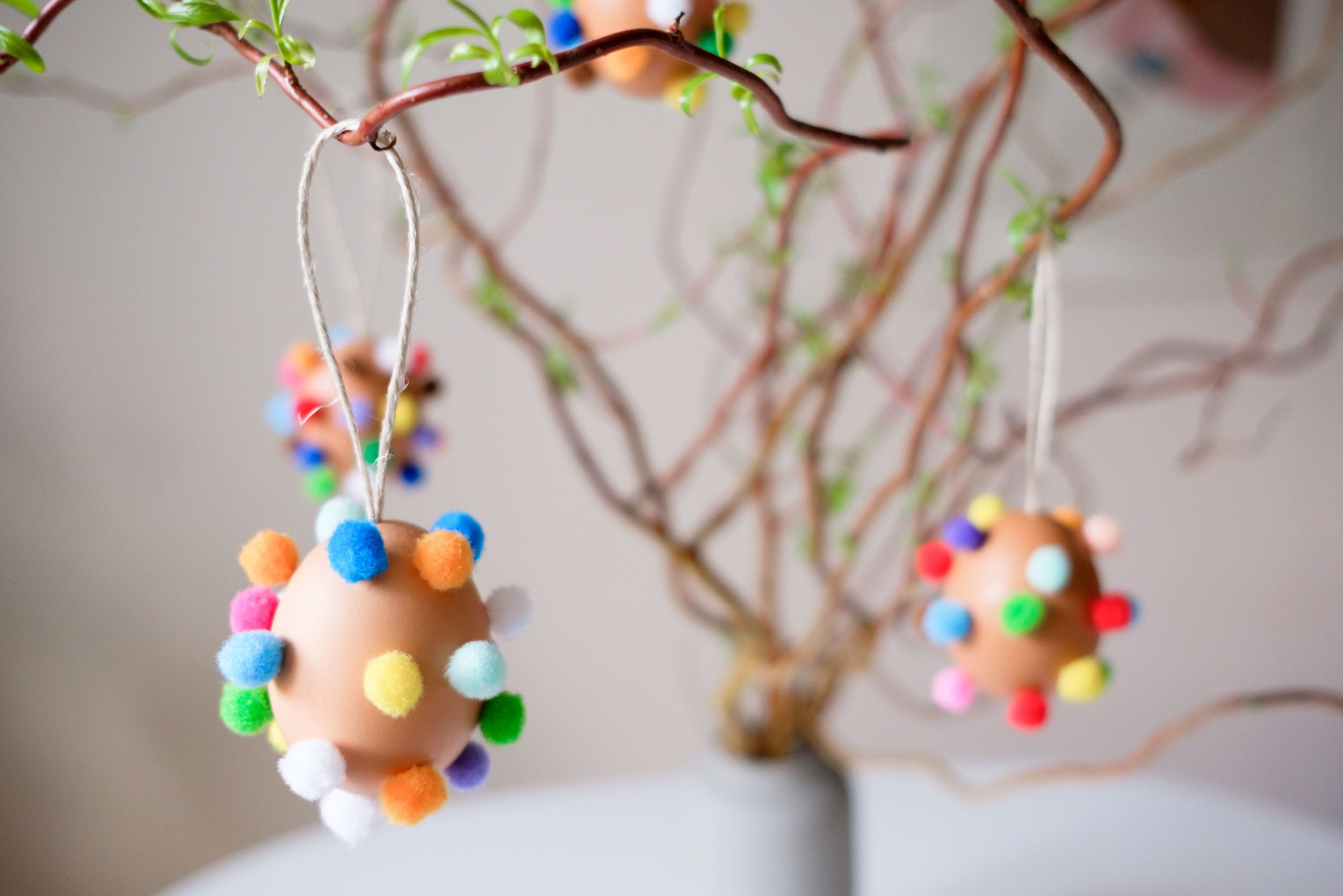 Osterdeko Selber Basteln Mit Kindern osterdeko basteln ostereier mit bunten bommeln Osterdeko Selber Basteln Mit Kindern osterdeko basteln ostereier mit bunten bommeln