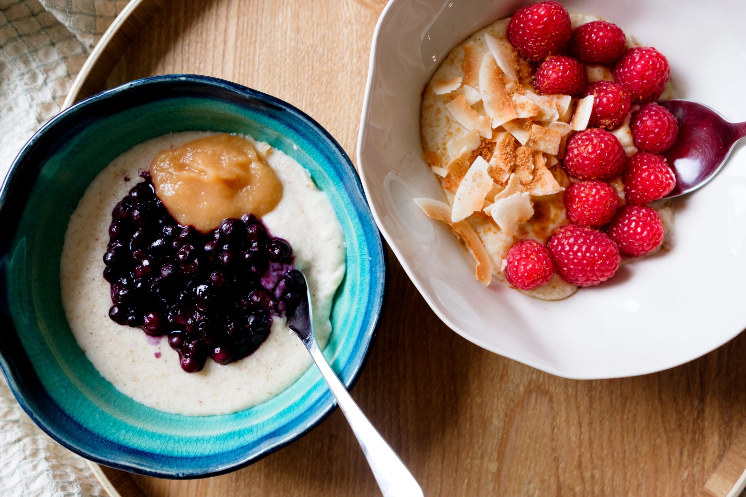 Demeter Getreidebrei von Löwenzahn Organics | Beikost | Babynahrung | Frühstücksbrei mit warmen Heidelbeeren, Himbeeren, gerösteten Kokoschips und Kokosblütenzucker | Mehr auf https://ivy.li