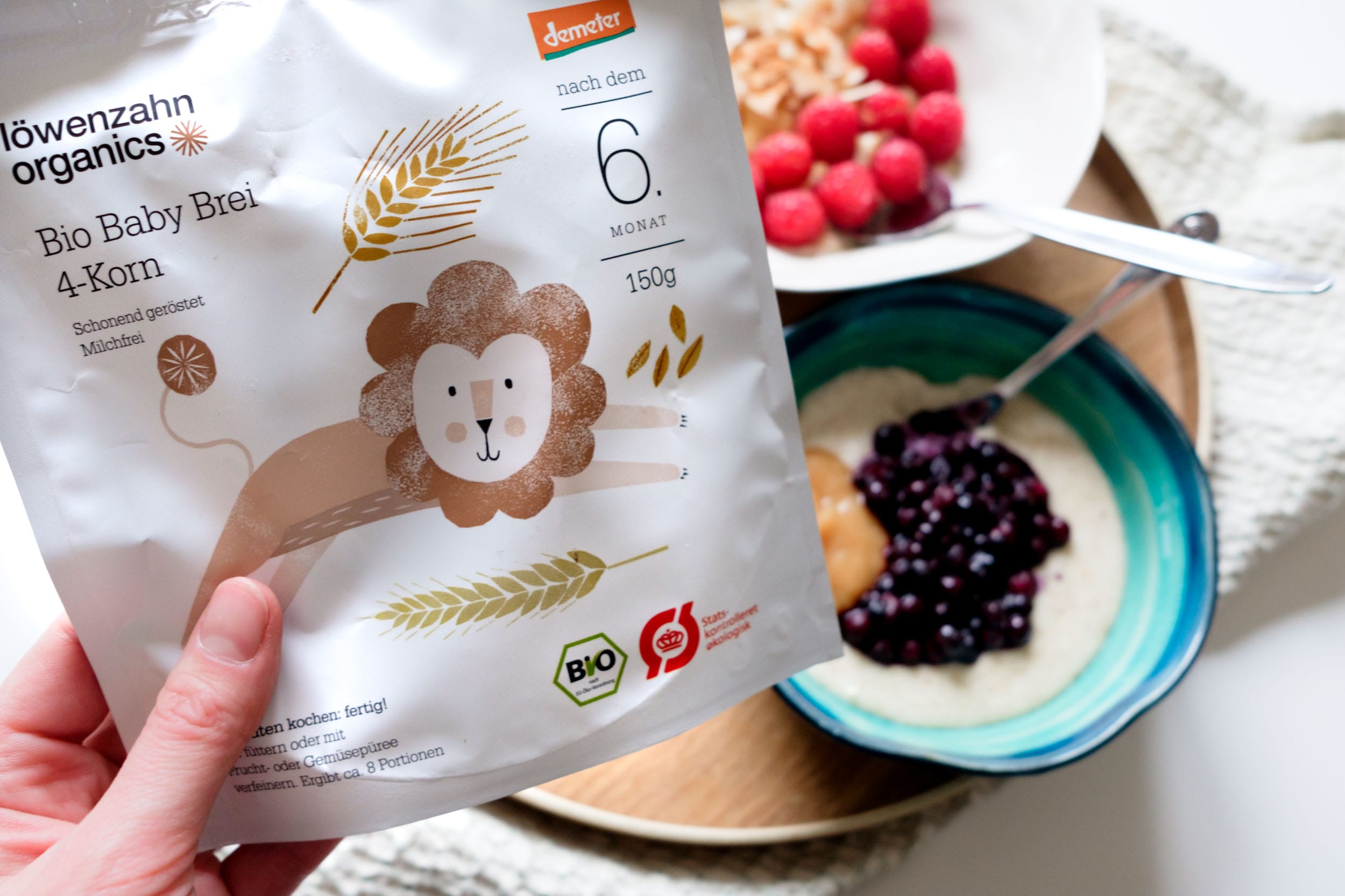 Demeter Getreidebrei von Löwenzahn Organics | Beikost | Babynahrung | Frühstücksbrei mit warmen Heidelbeeren, Himbeeren, gerösteten Kokoschips und Kokosblütenzucker | Mehr auf https://ivy.li