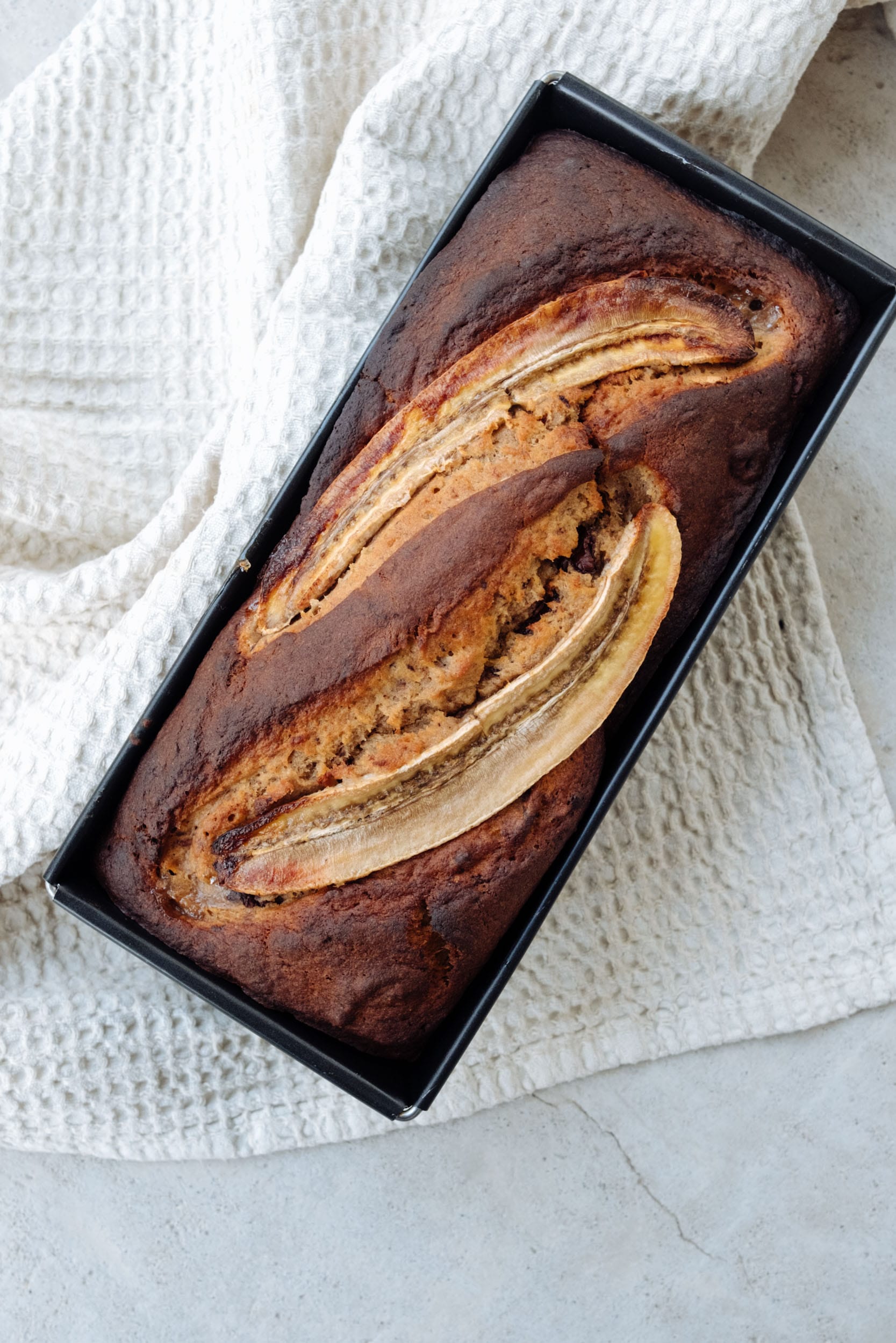 Bananenbrot mit dunkler Schokolade und Pekannüssen | Rezept für das saftigste und leckerste Bananenbrot